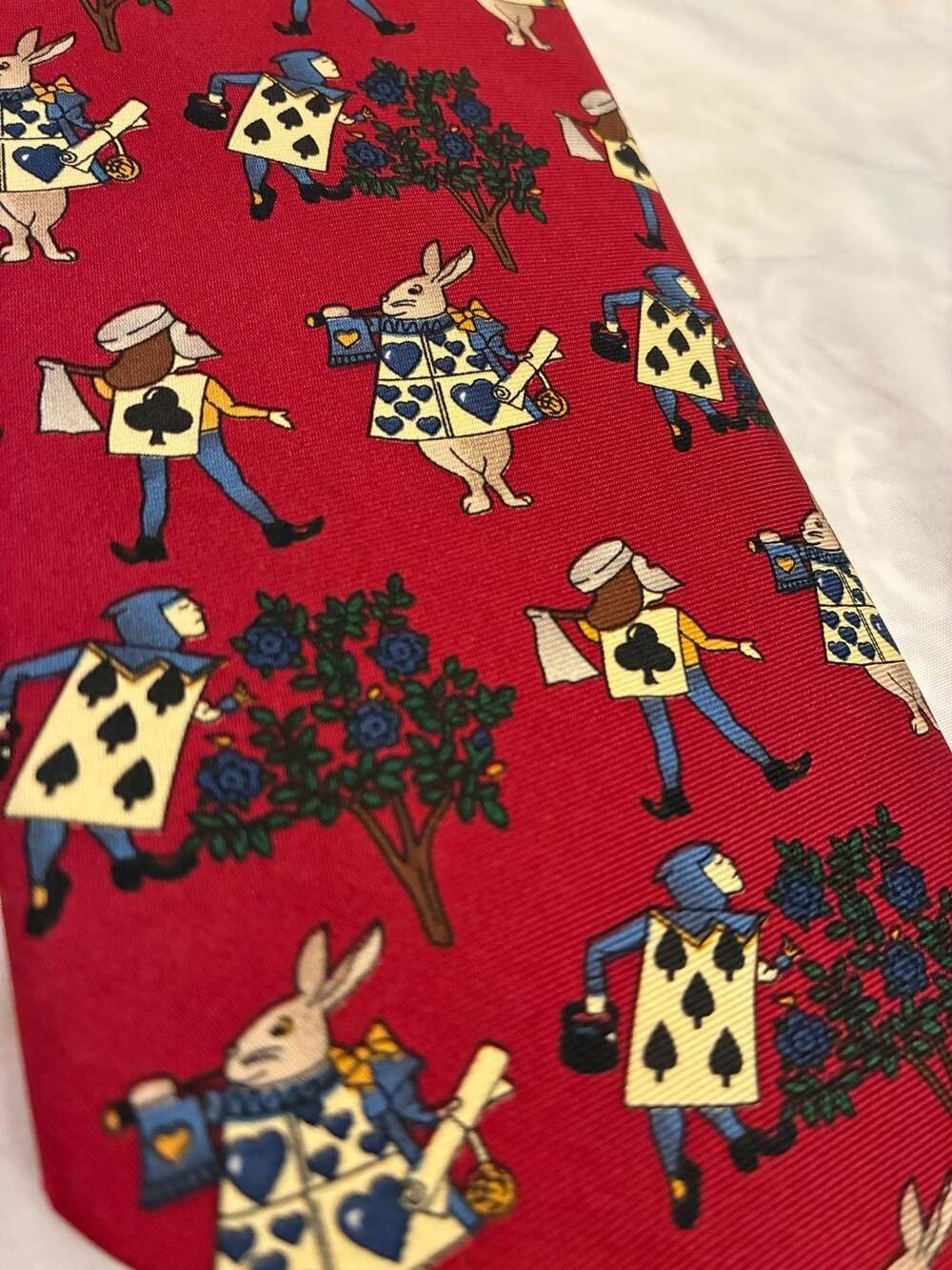 V&A Museum Alice in Wonderland Playing Card Guards Pure Silk Necktie Red vintage